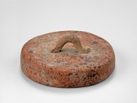 Ame Ker 82  Ame Ker 82, Mexiko, Bundesstaat Oaxaca, Zapoteken, Späte Präklassische bis Klassische Periode, Monte Albán II-III, ca. 150 v. Chr.-650 n. Chr., Deckel, Ton, H 4,7 cm, Dm 12,4 cm : Museumsfoto: Claus Cordes, Bestandskatalog Ethnologie